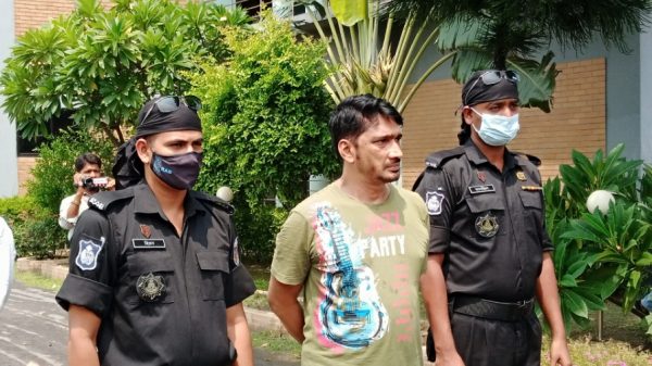 সেই জাকির খান র‍্যাবের হাতে অস্ত্র সহ গ্রেফতার